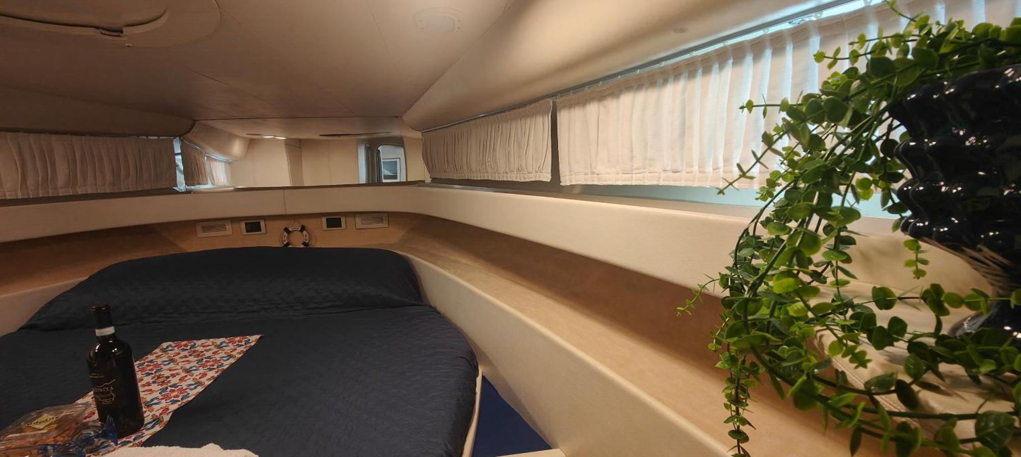 Desire Charming House Boat Hotel en barco