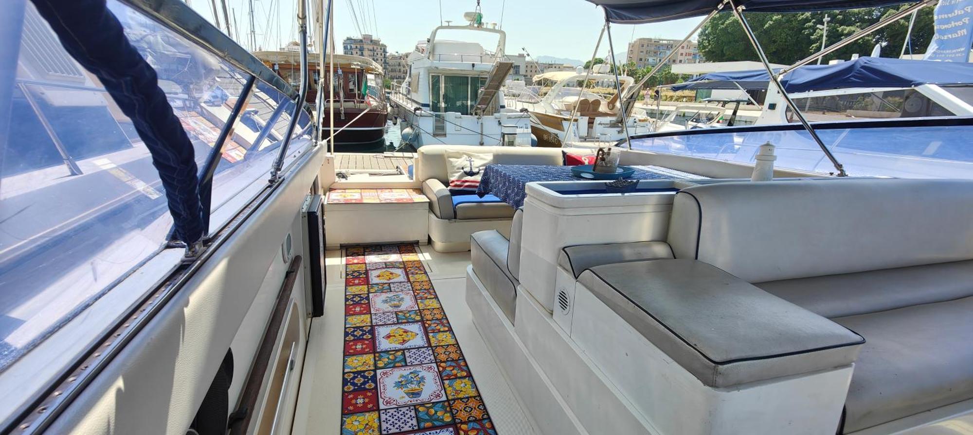 Desire Charming House Boat Hotel en barco