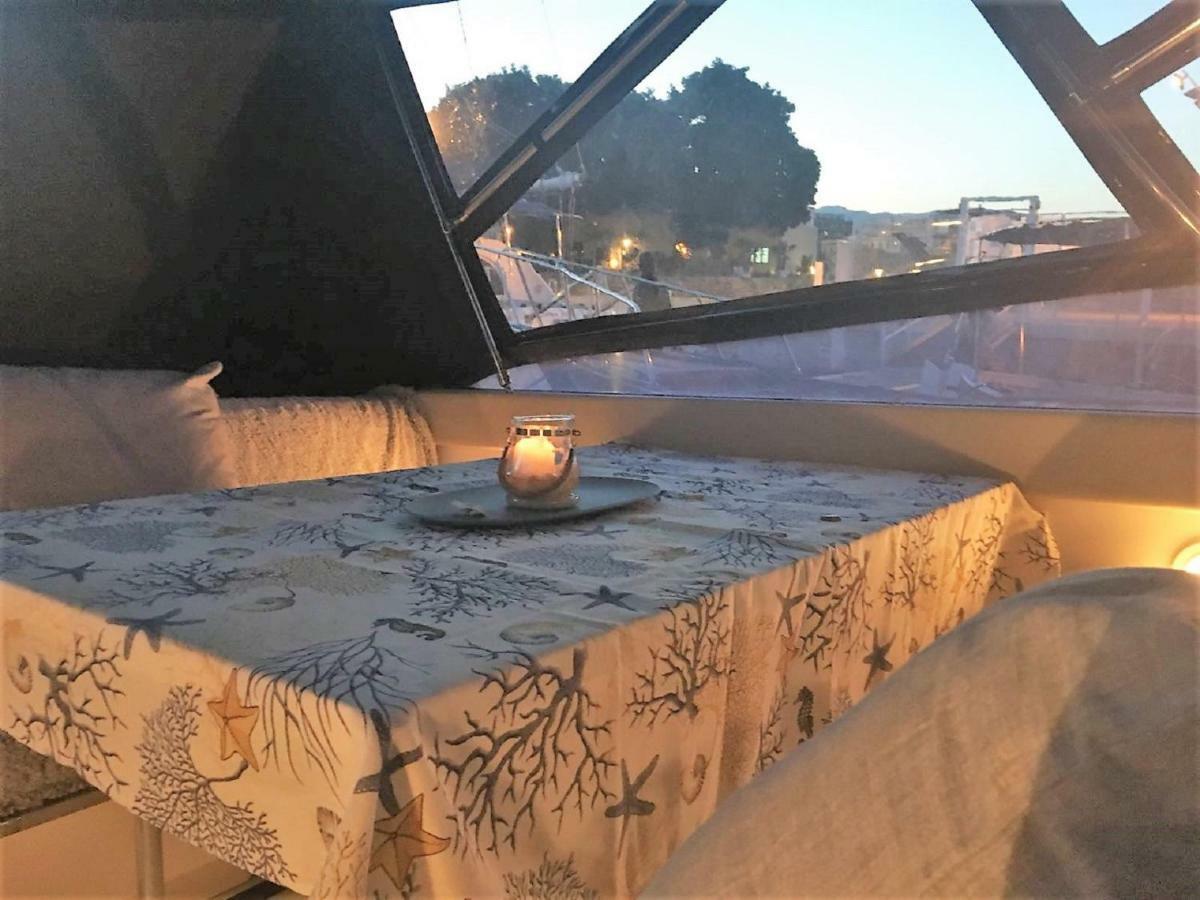 Desire Charming House Boat Hotel en barco *